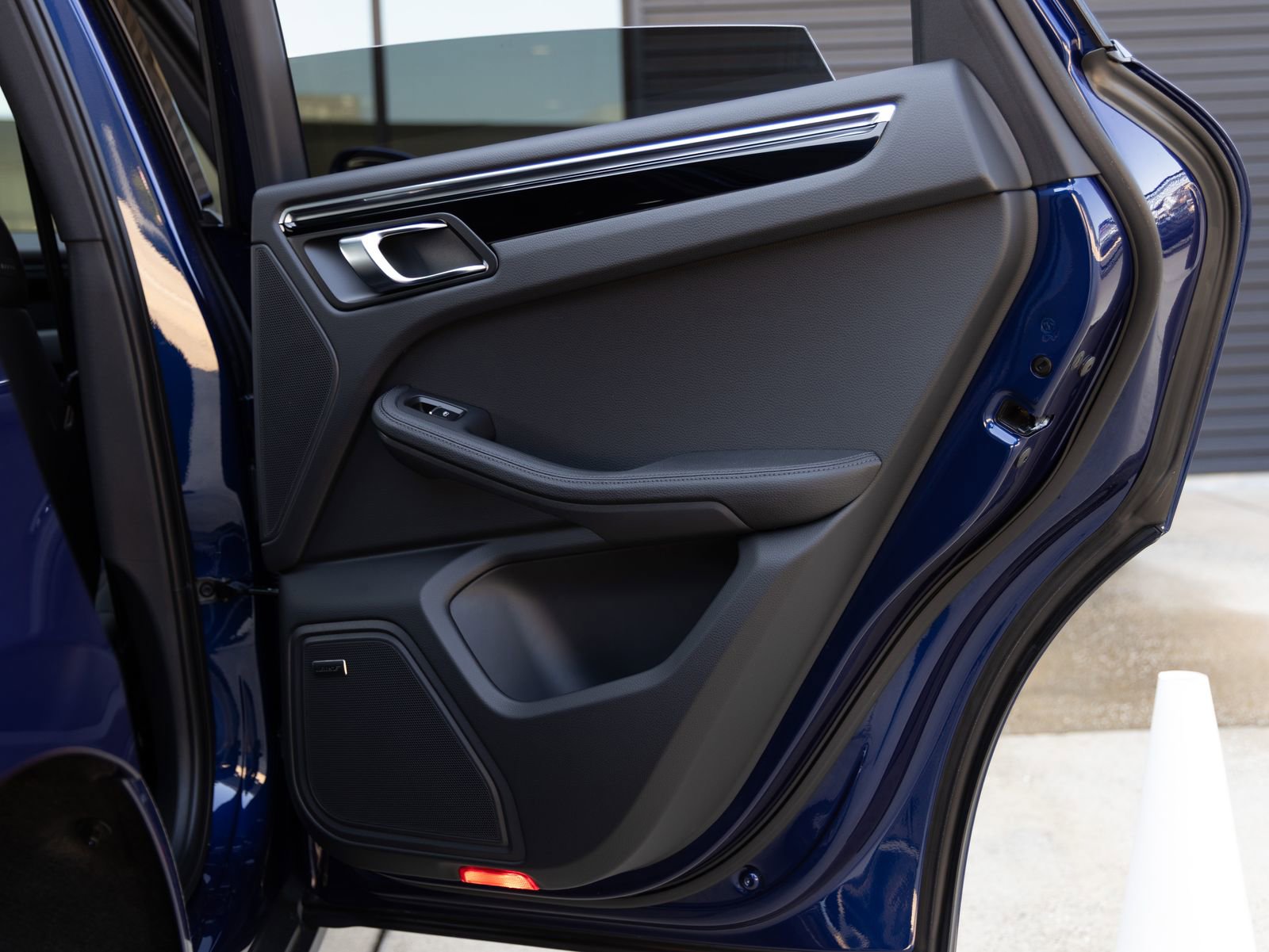 Certified 2025 Porsche Macan image 37