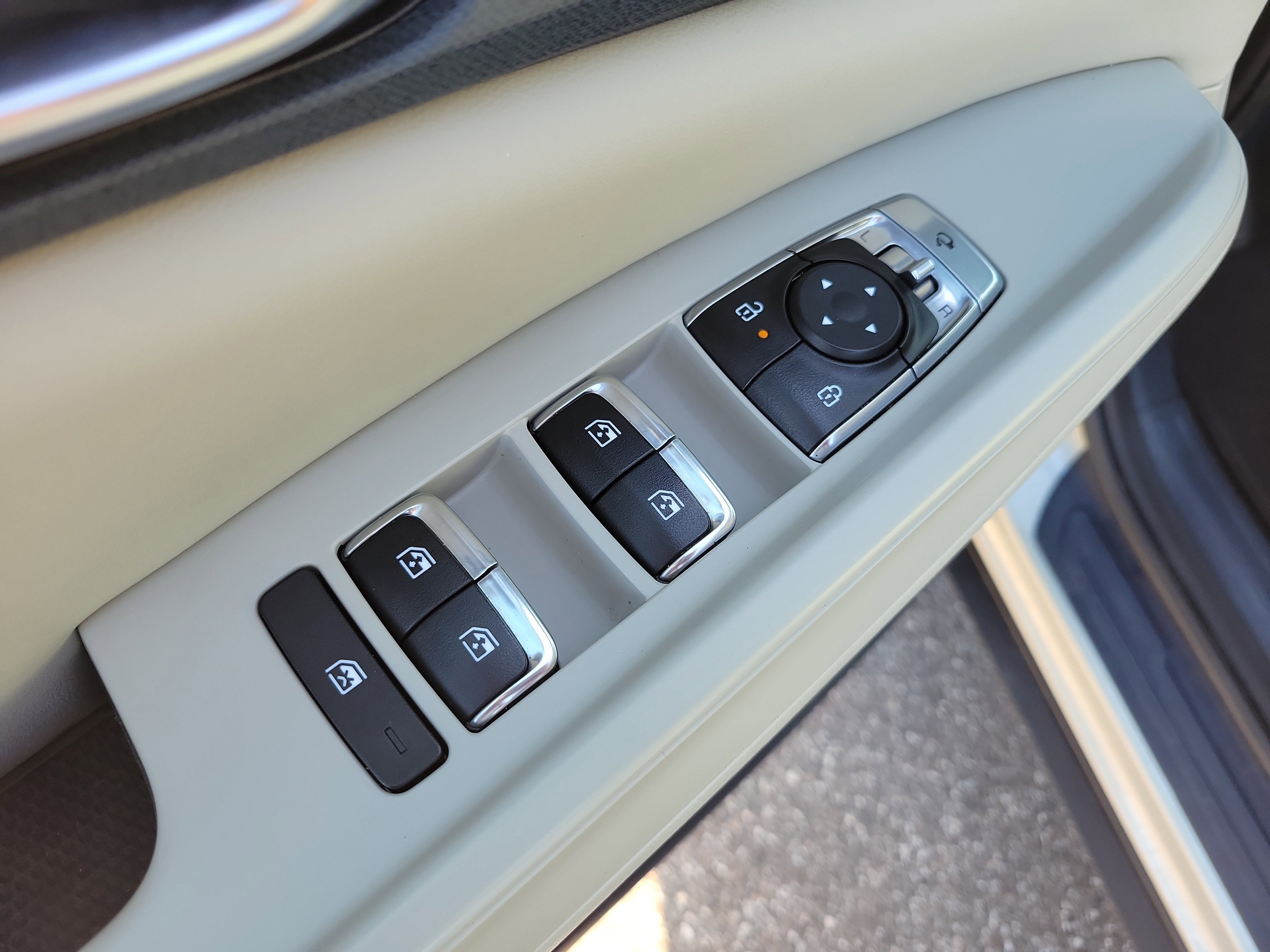Certified 2025 Kia Carnival EX image 21