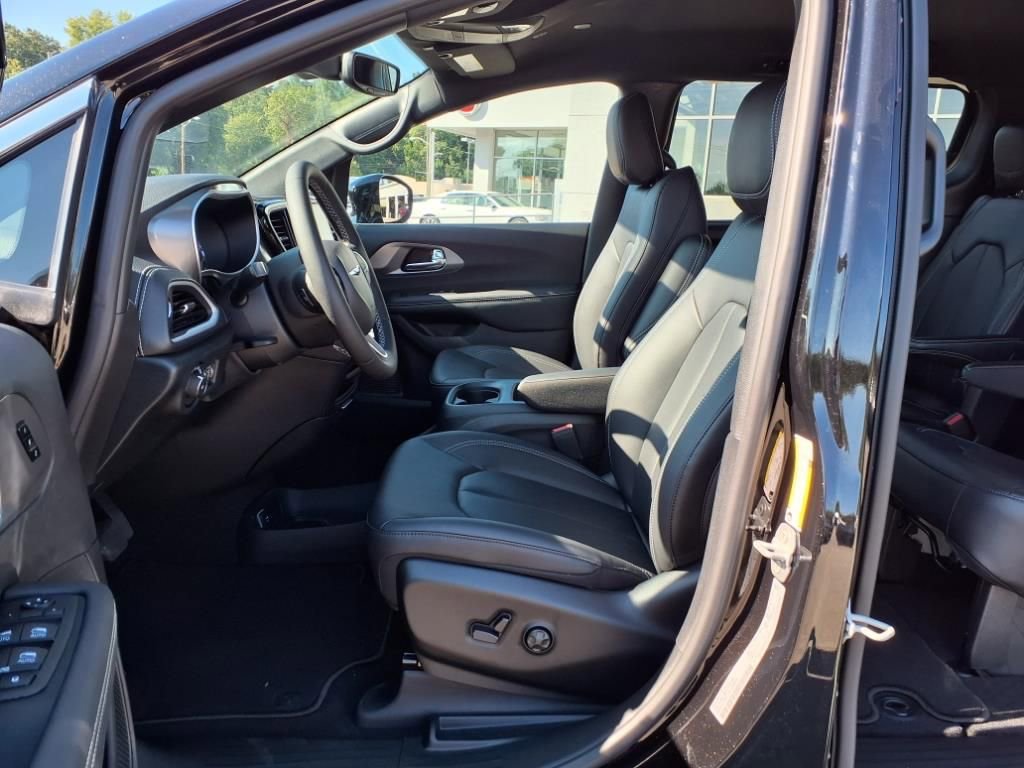 New 2026 Chrysler Pacifica Select image 4