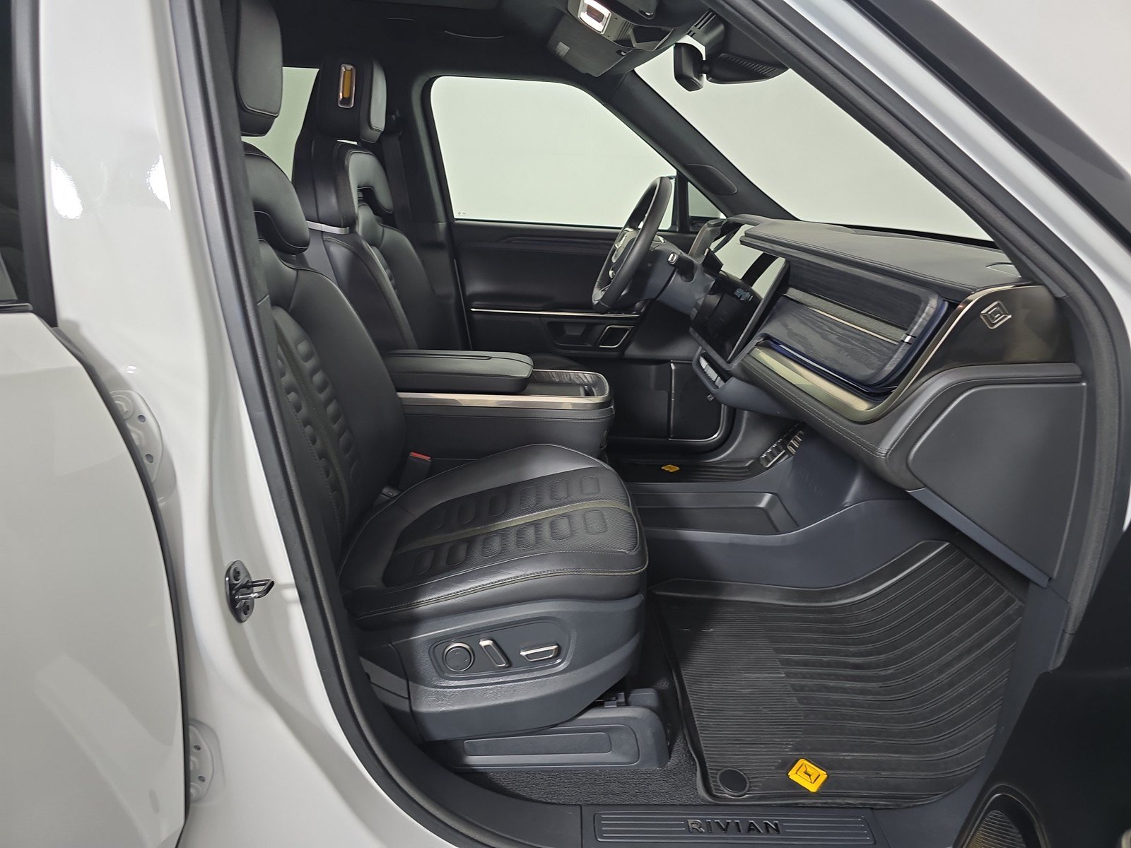 Used 2023 Rivian R1S Adventure AWD/4WD image 24