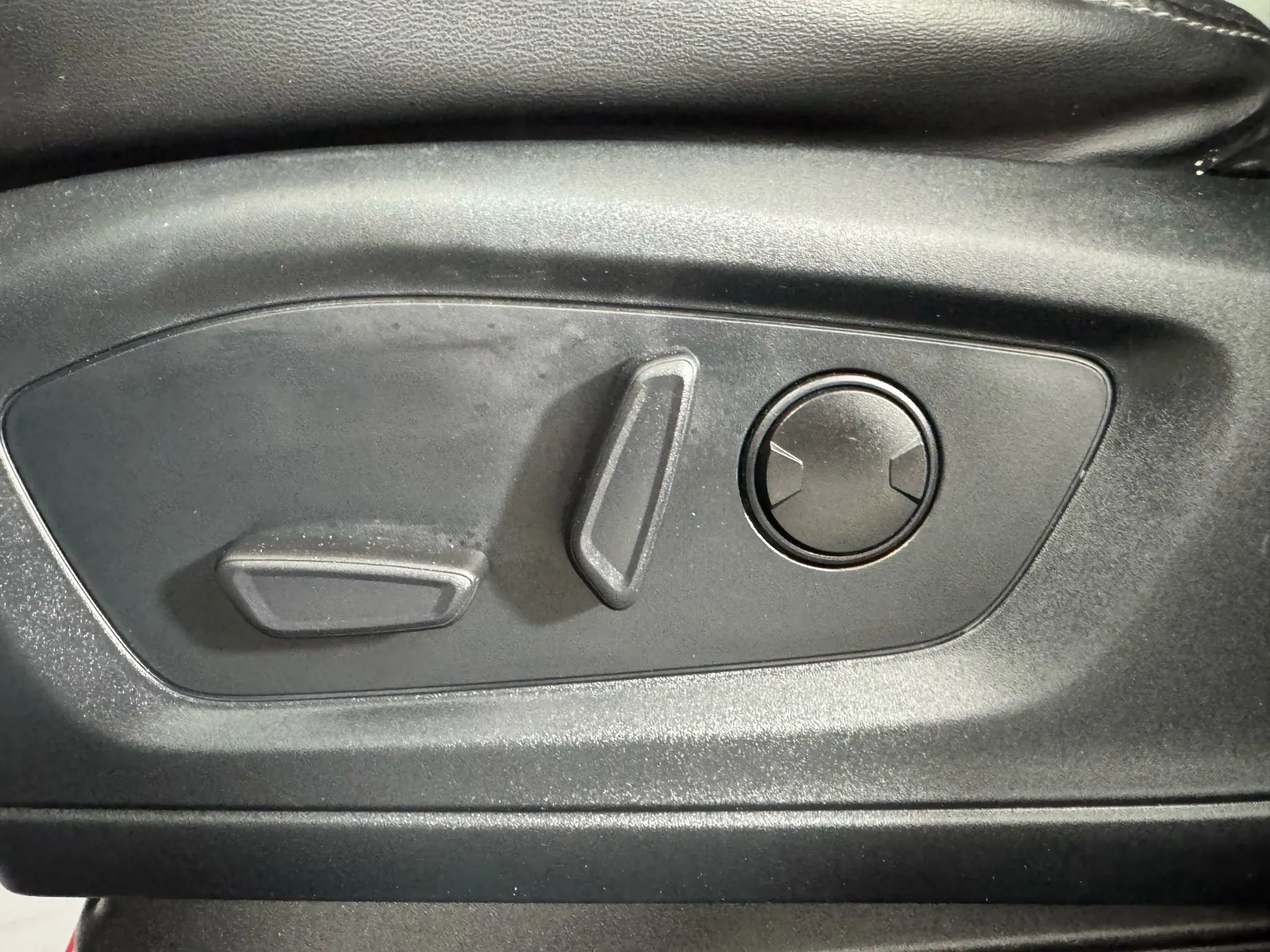 Used 2022 Ford Explorer XLT w/ Equipment Group 202A image 34