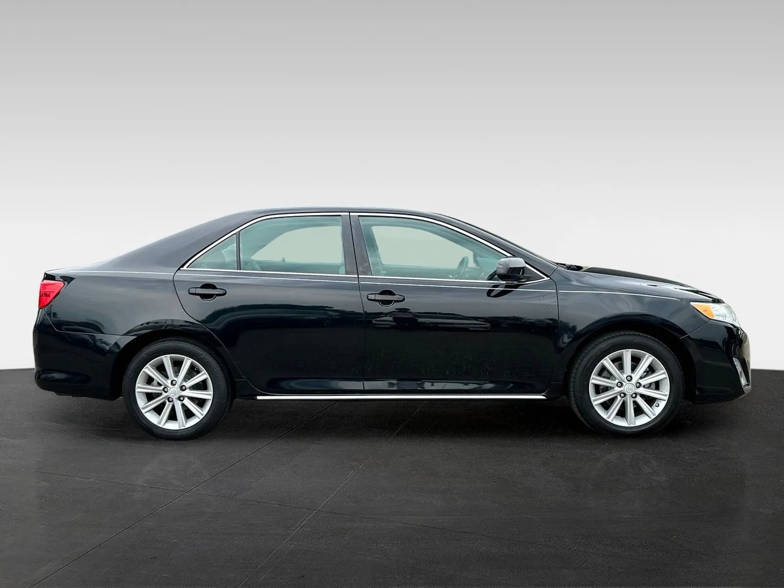 Used 2013 Toyota Camry XLE w/ Leather Pkg FWD image 8
