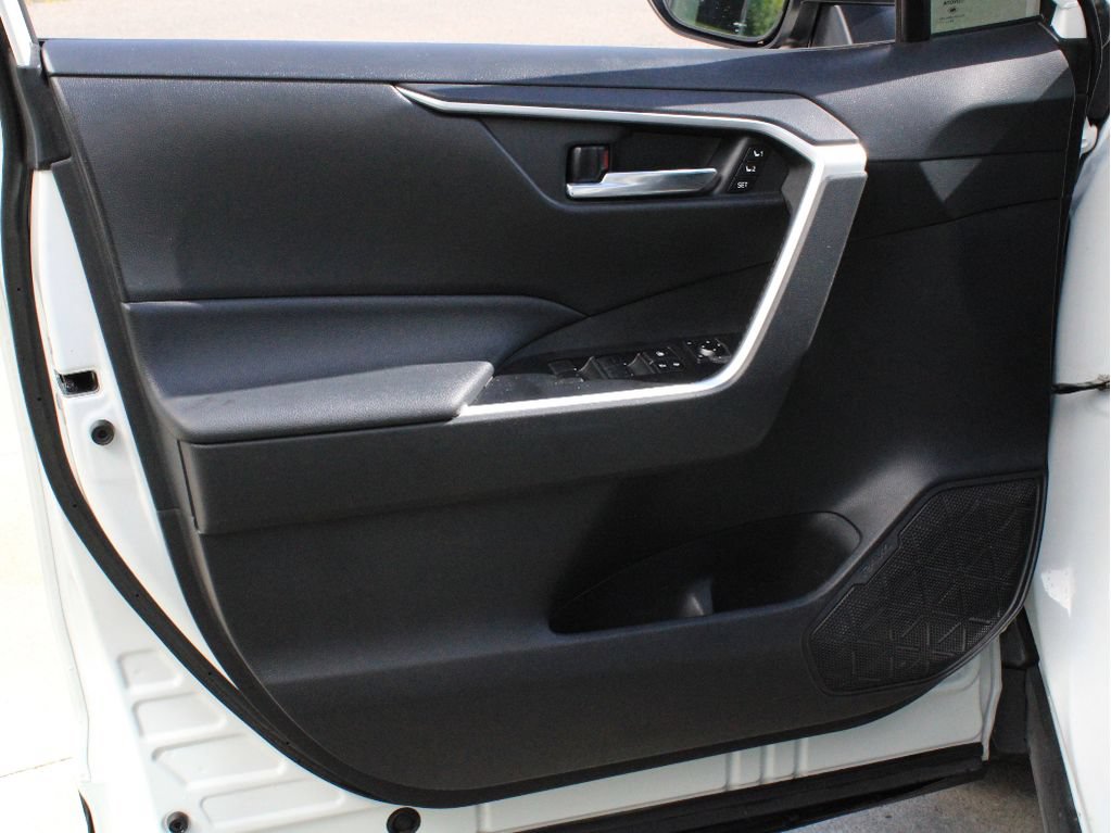 Used 2021 Toyota RAV4 XLE Premium AWD/4WD image 9