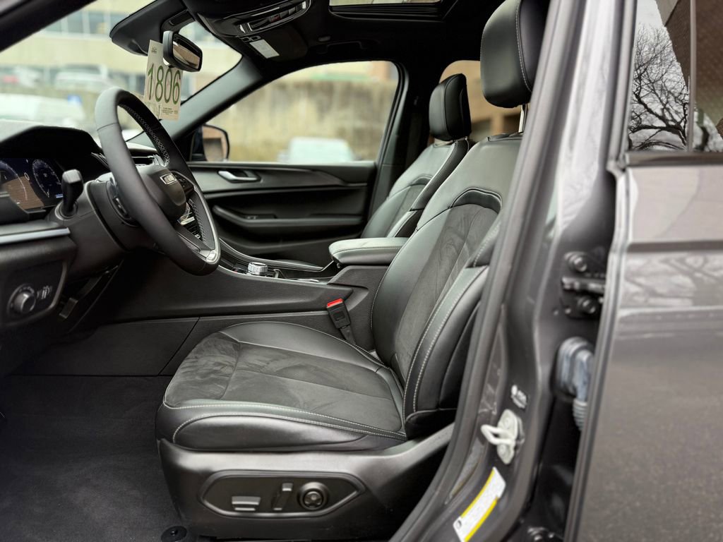 Used 2024 Jeep Grand Cherokee Altitude image 17