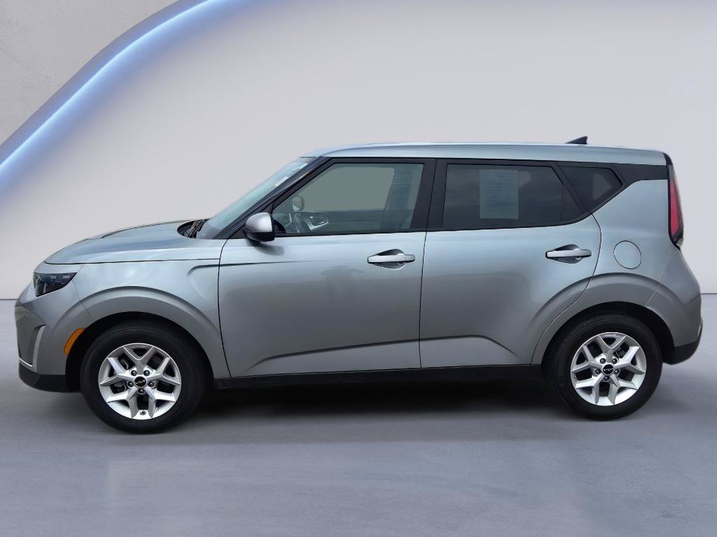 Used 2025 Kia Soul LX w/ LX Technology Package FWD image 2