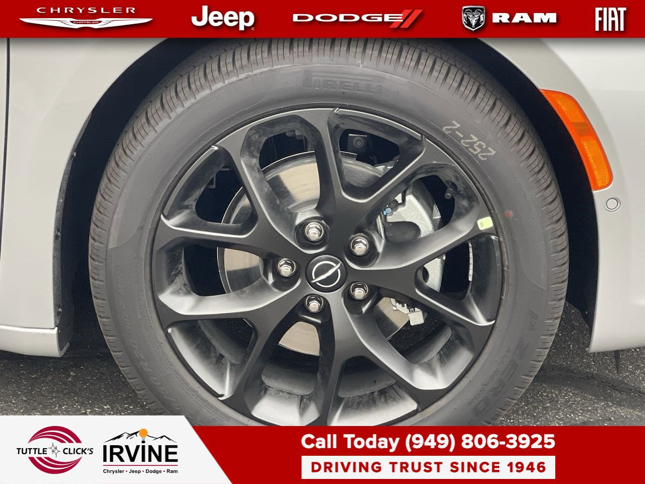 Used 2026 Chrysler Pacifica Limited w/ Uconnect Theater Family Group image 10