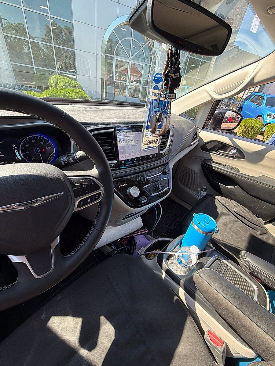 Used 2024 Chrysler Pacifica Touring-L w/ Uconnect Theater Family Group AWD/4WD image 6