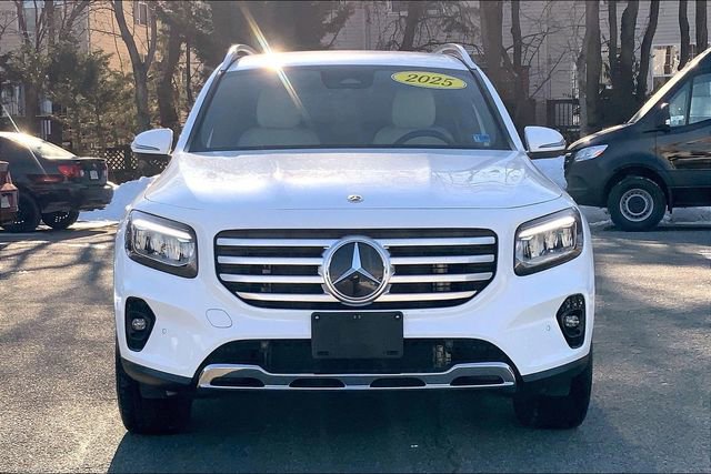 Used 2025 Mercedes-Benz GLB 250 4MATIC image 2