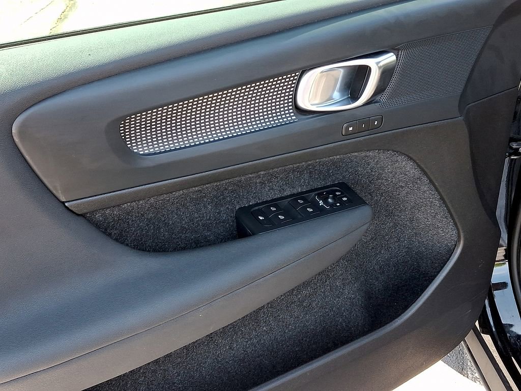 Used 2024 Volvo XC40 B5 Plus image 12