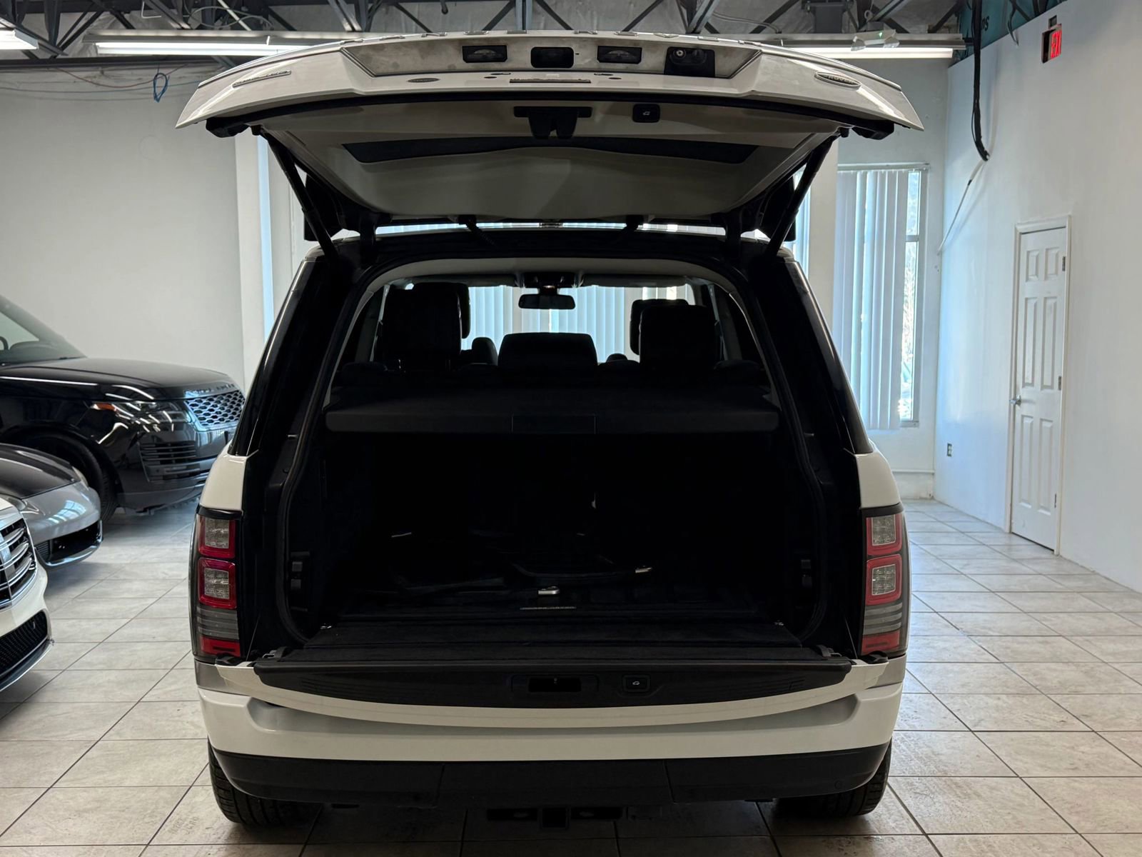 Used 2016 Land Rover Range Rover HSE image 19