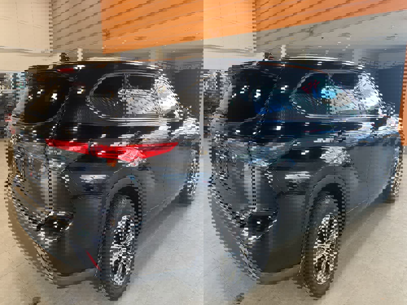 Used 2020 Toyota Highlander XLE AWD/4WD image 5