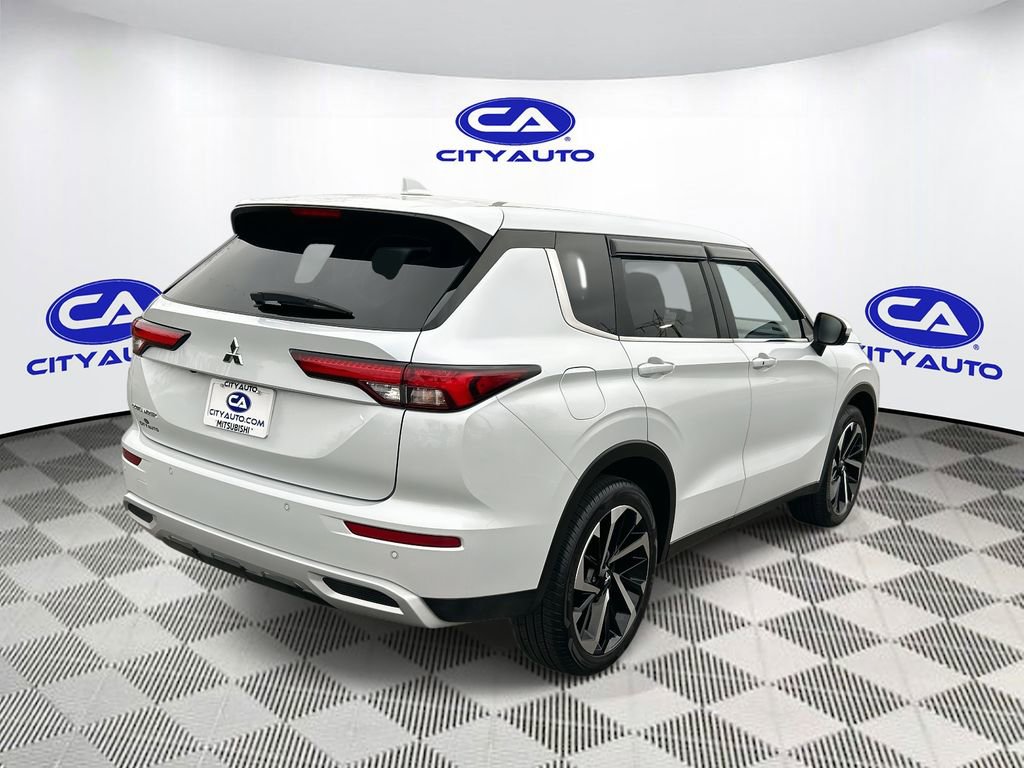 Used 2024 Mitsubishi Outlander SE image 3