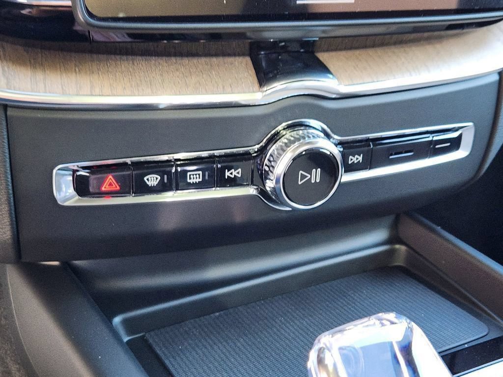 New 2026 Volvo XC60 B5 Plus w/ Protection Package Premier AWD/4WD image 16