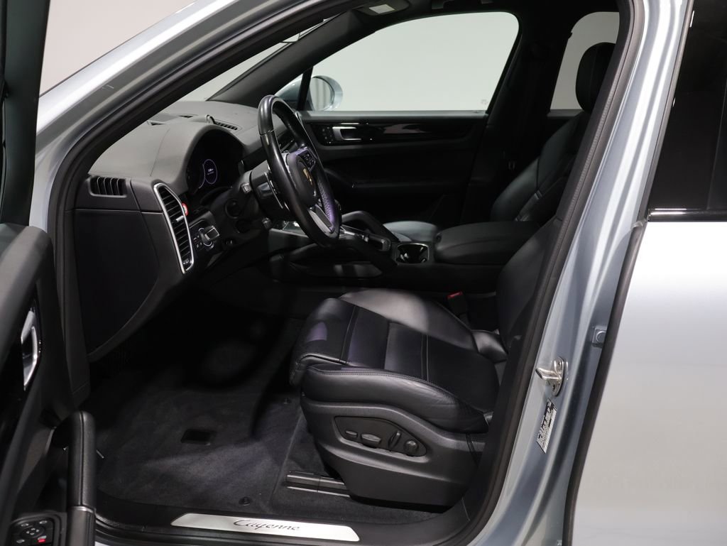 Used 2022 Porsche Cayenne Base image 9