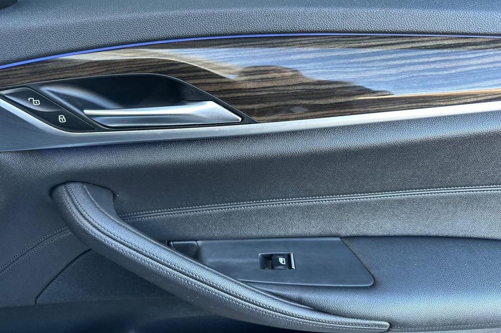 Used 2020 BMW 530e w/ Convenience Package image 18