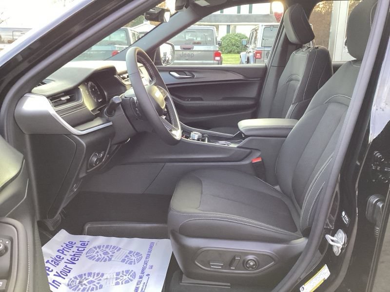 New 2025 Jeep Grand Cherokee Laredo X w/ Luxury Tech Group I AWD/4WD image 28