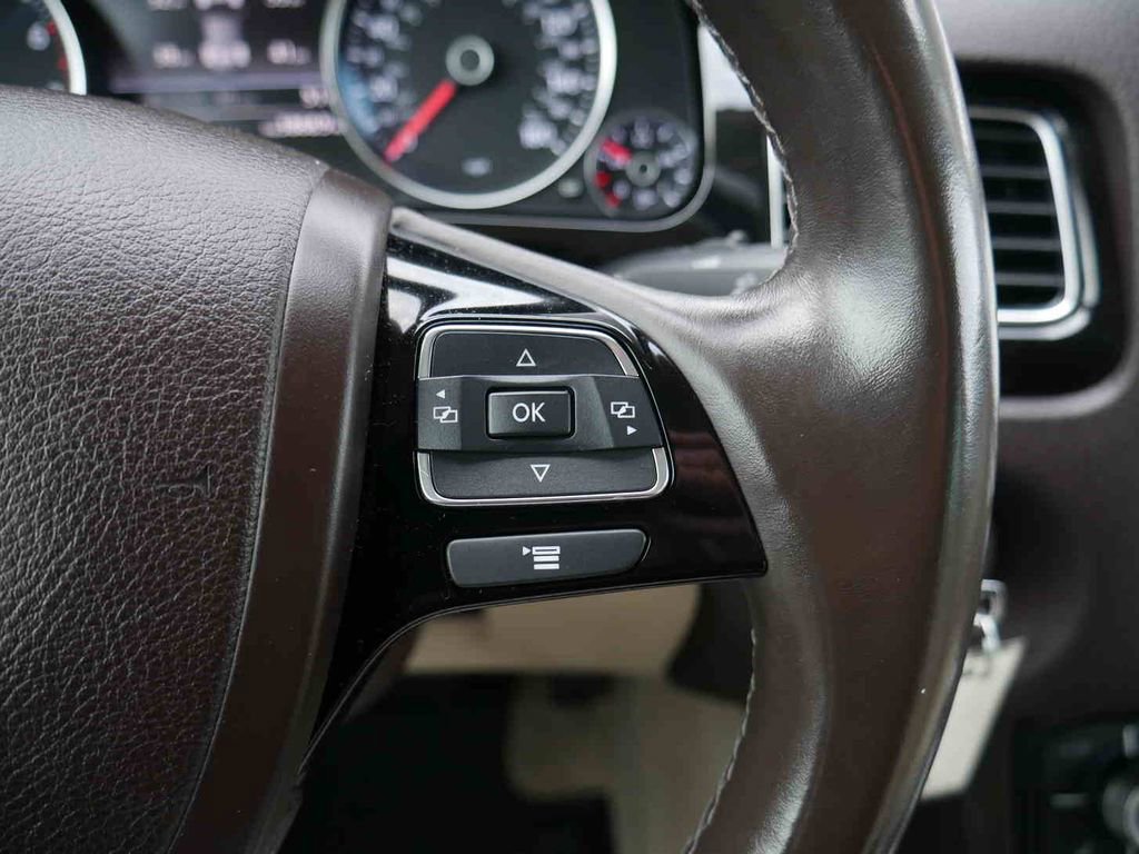 Used 2017 Volkswagen Touareg Sport image 37
