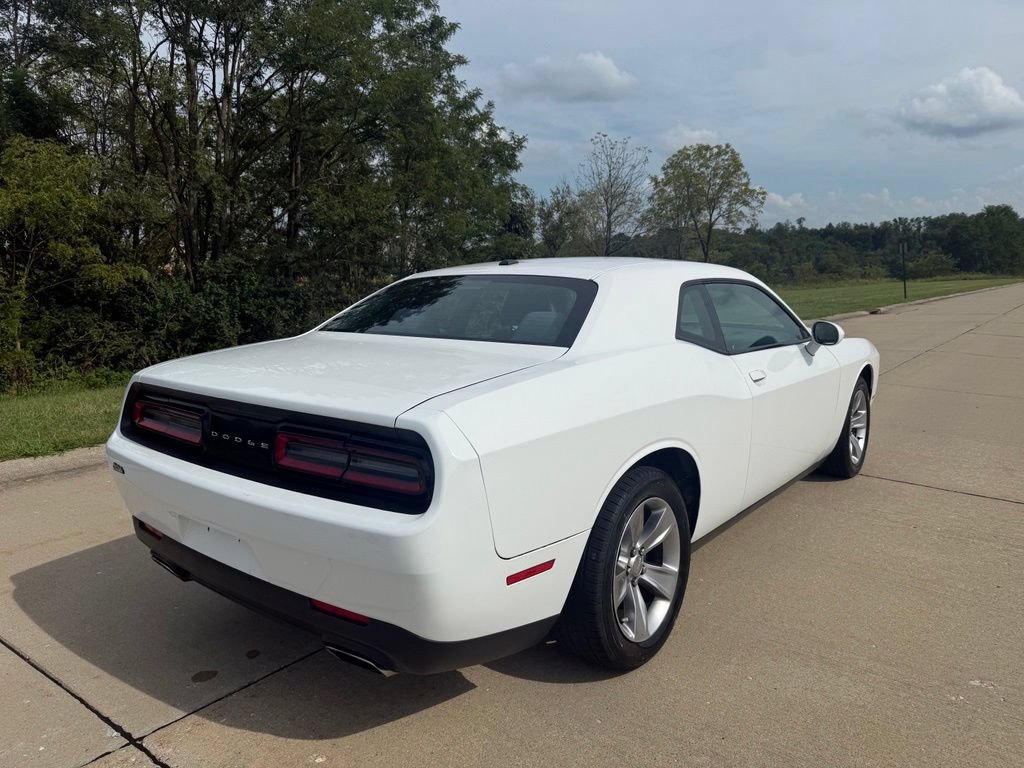 Used 2016 Dodge Challenger SXT w/ Driver Convenience Group RWD image 3