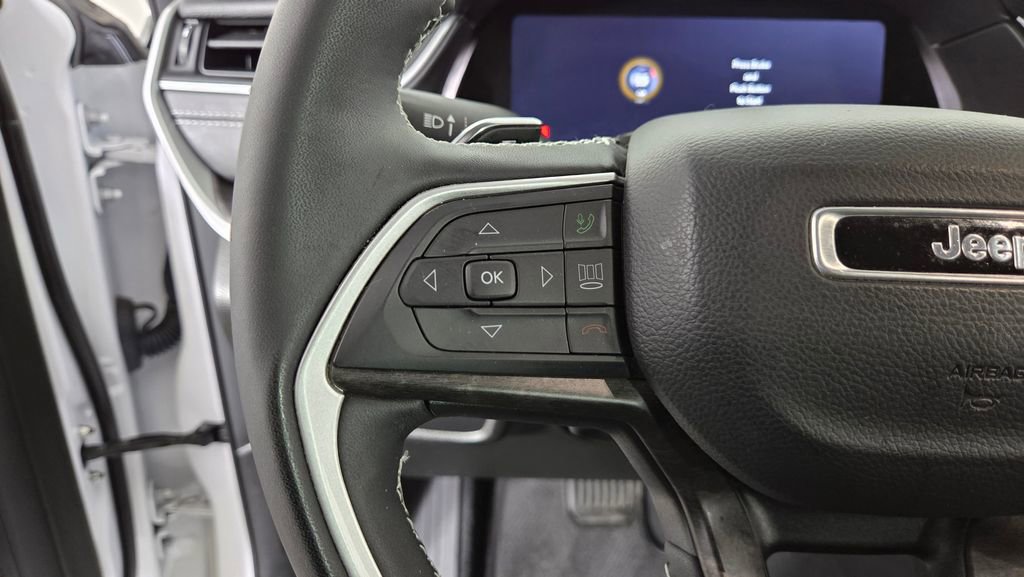 Used 2023 Jeep Grand Cherokee Limited w/ Luxury Tech Group II image 17