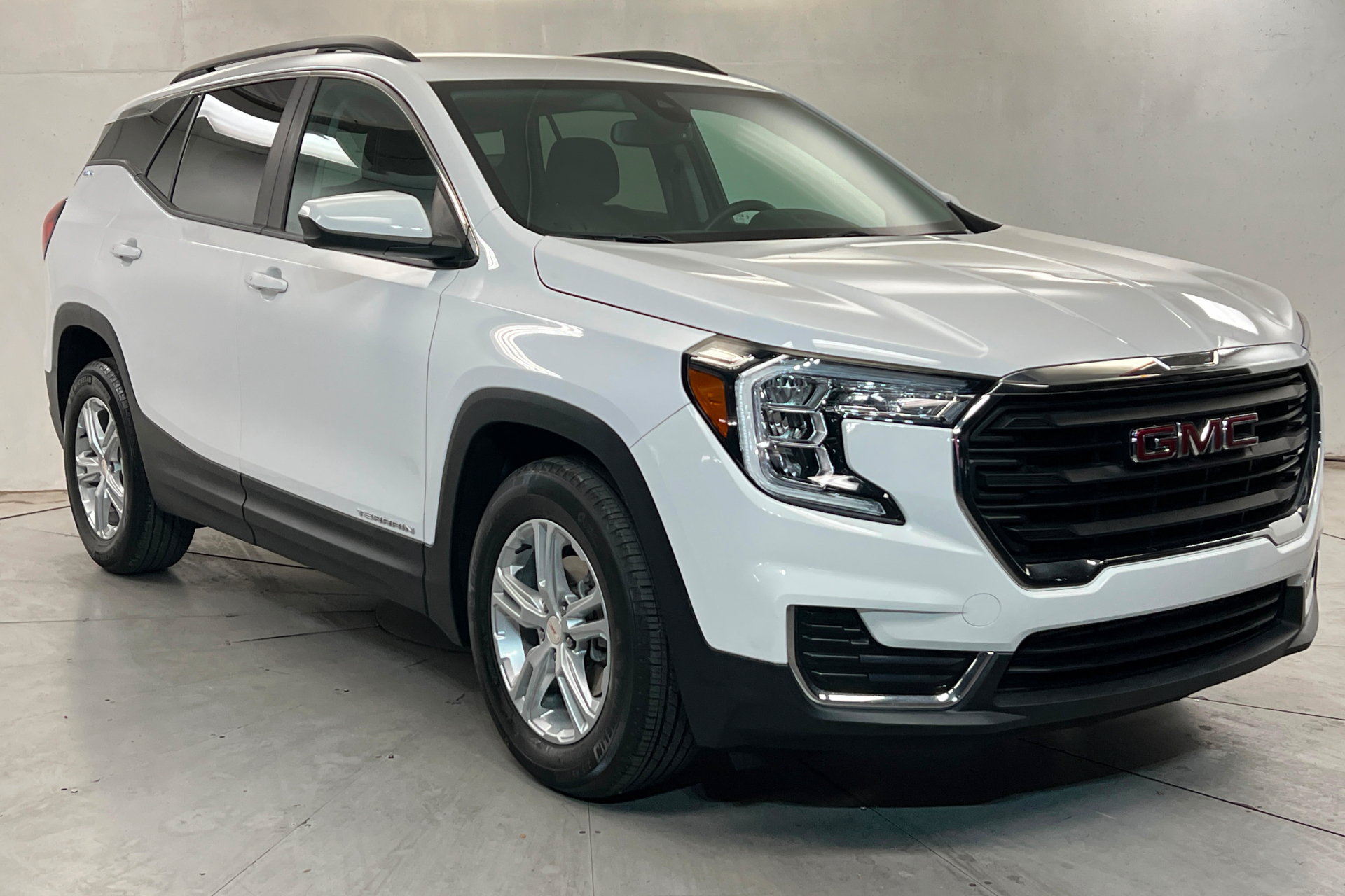 Used 2023 GMC Terrain SLE w/ Driver Convenience Package FWD image 8