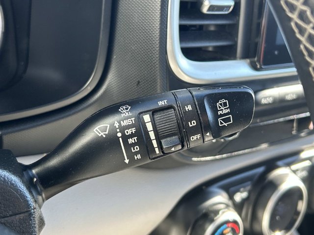 Used 2022 Hyundai Venue SEL FWD image 32