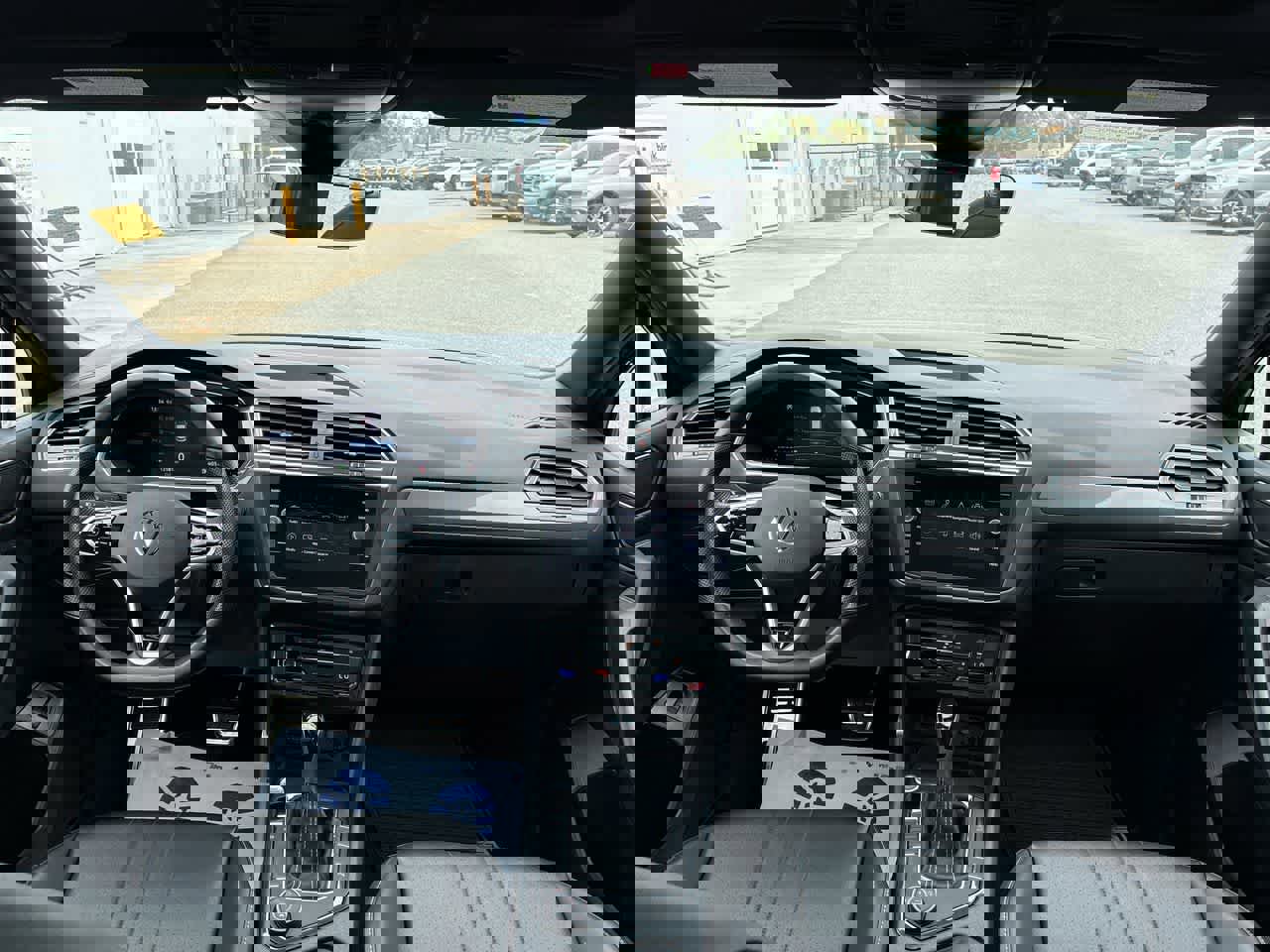 Used 2022 Volkswagen Tiguan SE R-Line image 20