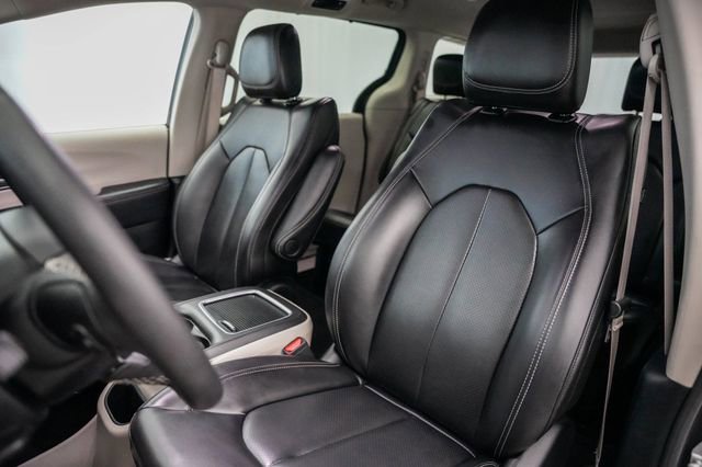 Used 2023 Chrysler Pacifica Touring-L FWD image 19