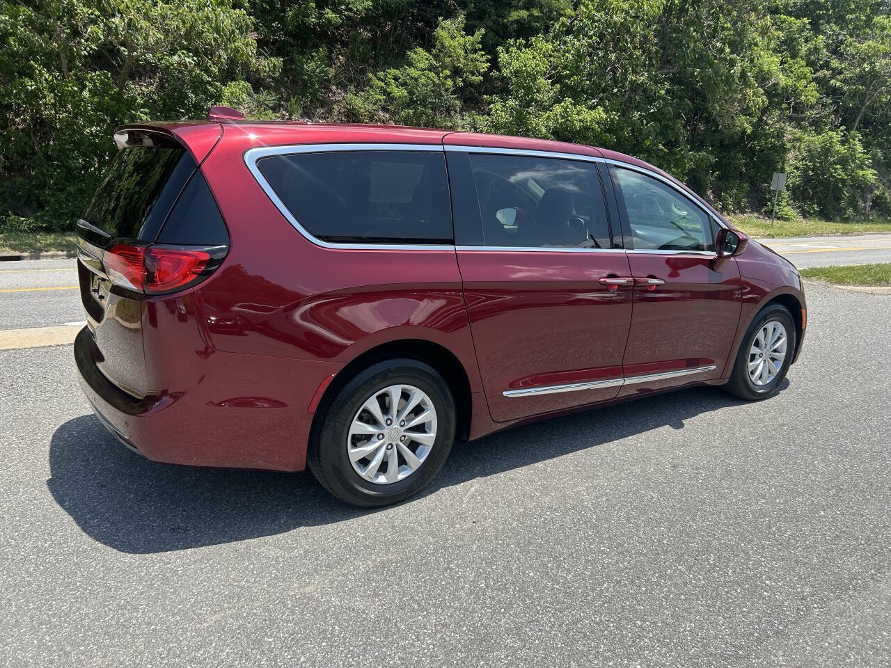 Used 2017 Chrysler Pacifica Touring-L FWD image 6
