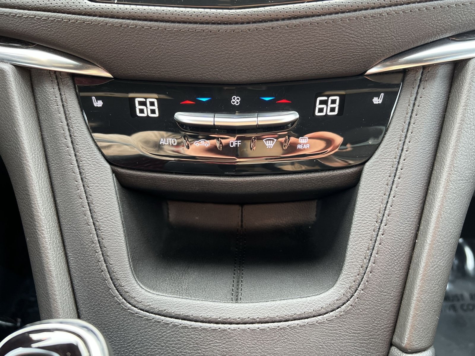 Used 2023 Cadillac XT5 Premium Luxury w/ Technology Package AWD/4WD image 21