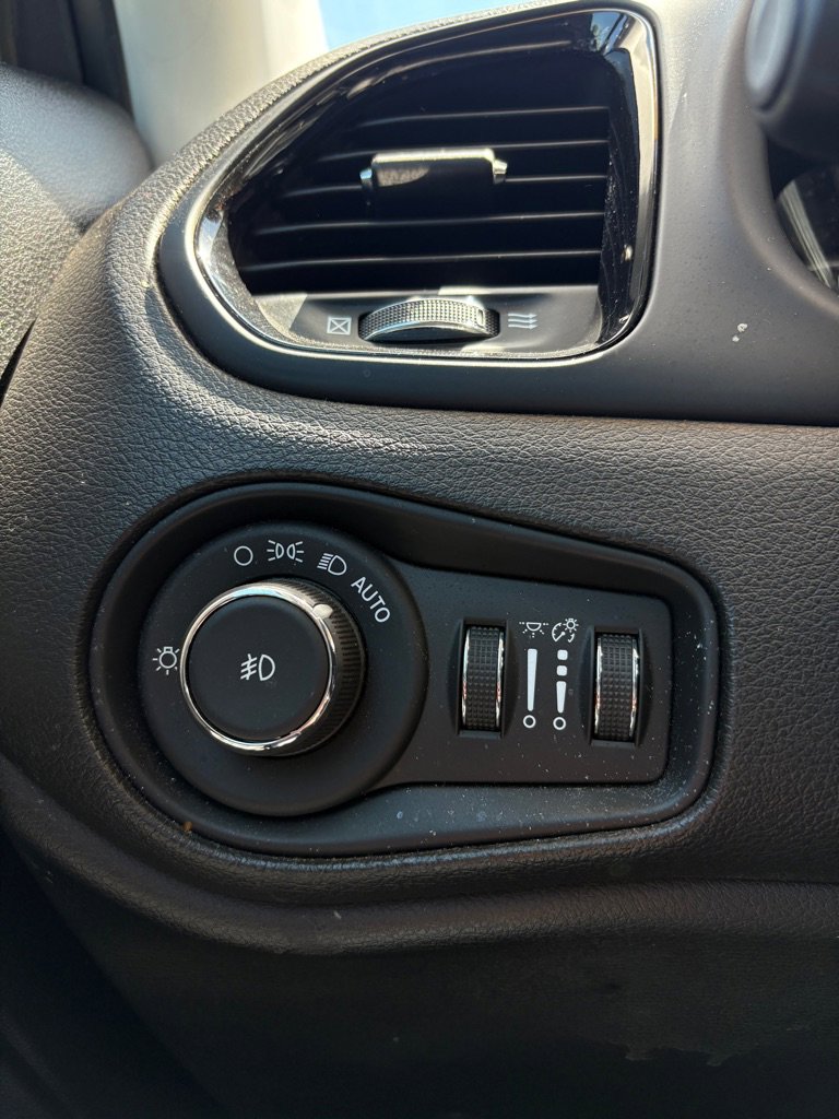 Used 2018 Jeep Renegade Altitude FWD image 21