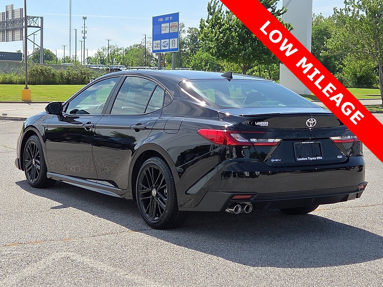Used 2025 Toyota Camry SE FWD image 4
