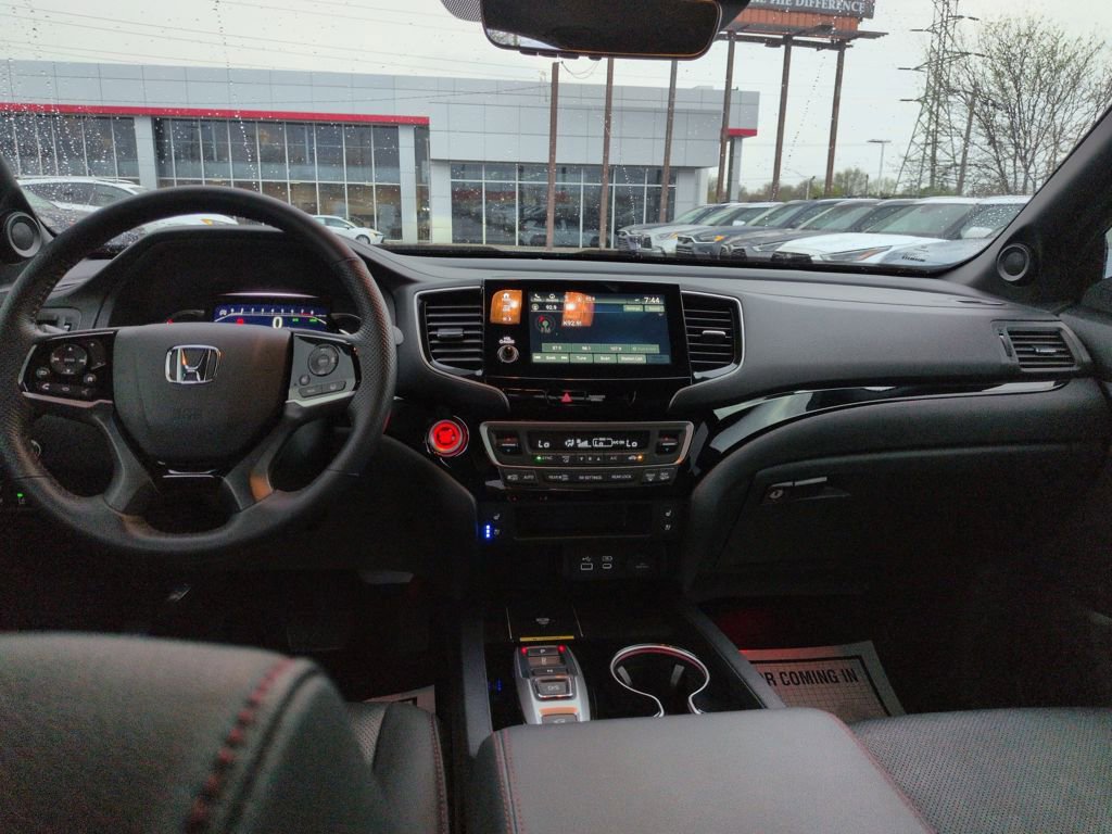 Used 2025 Honda Passport Black Edition image 12