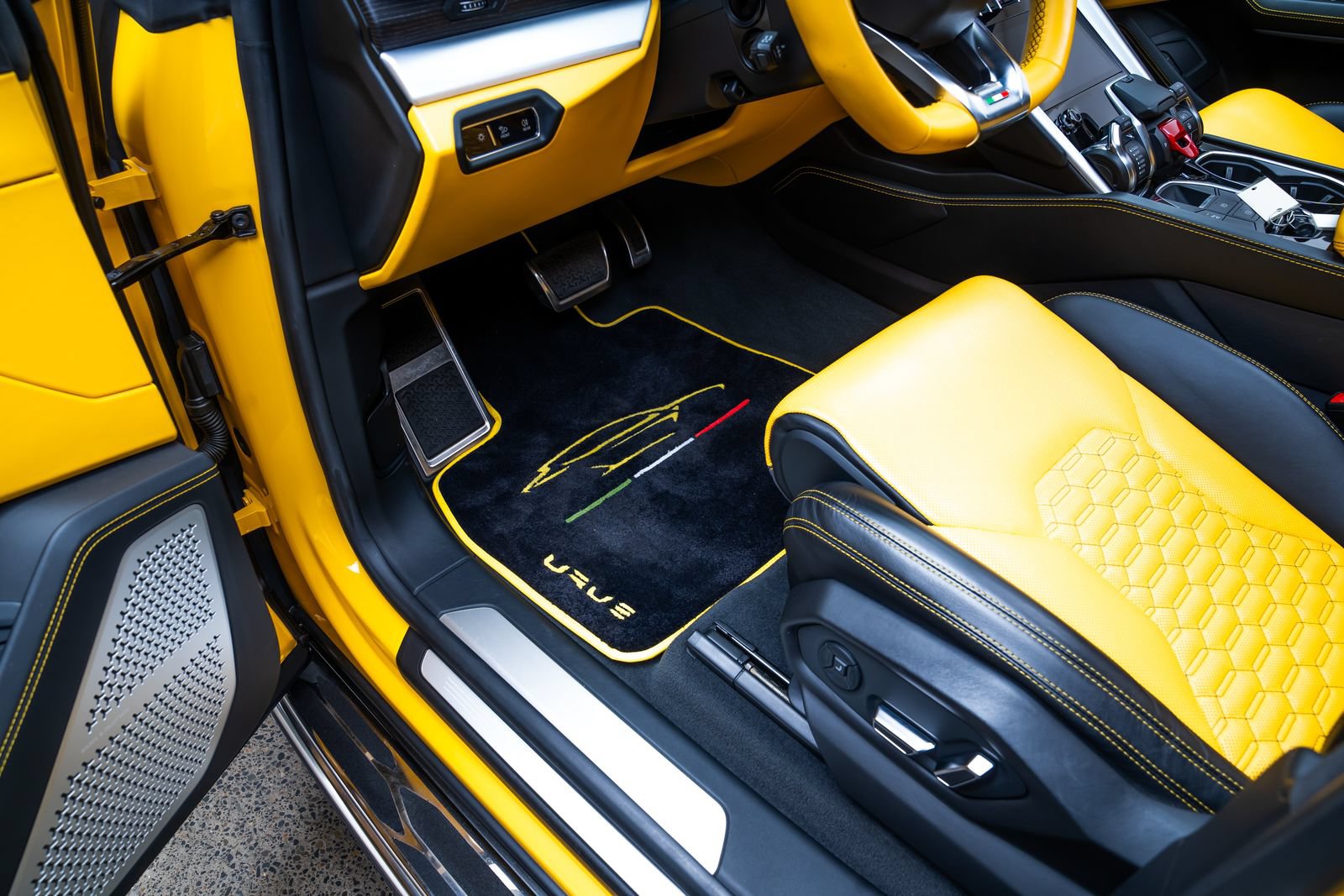 Used 2019 Lamborghini Urus AWD/4WD image 22