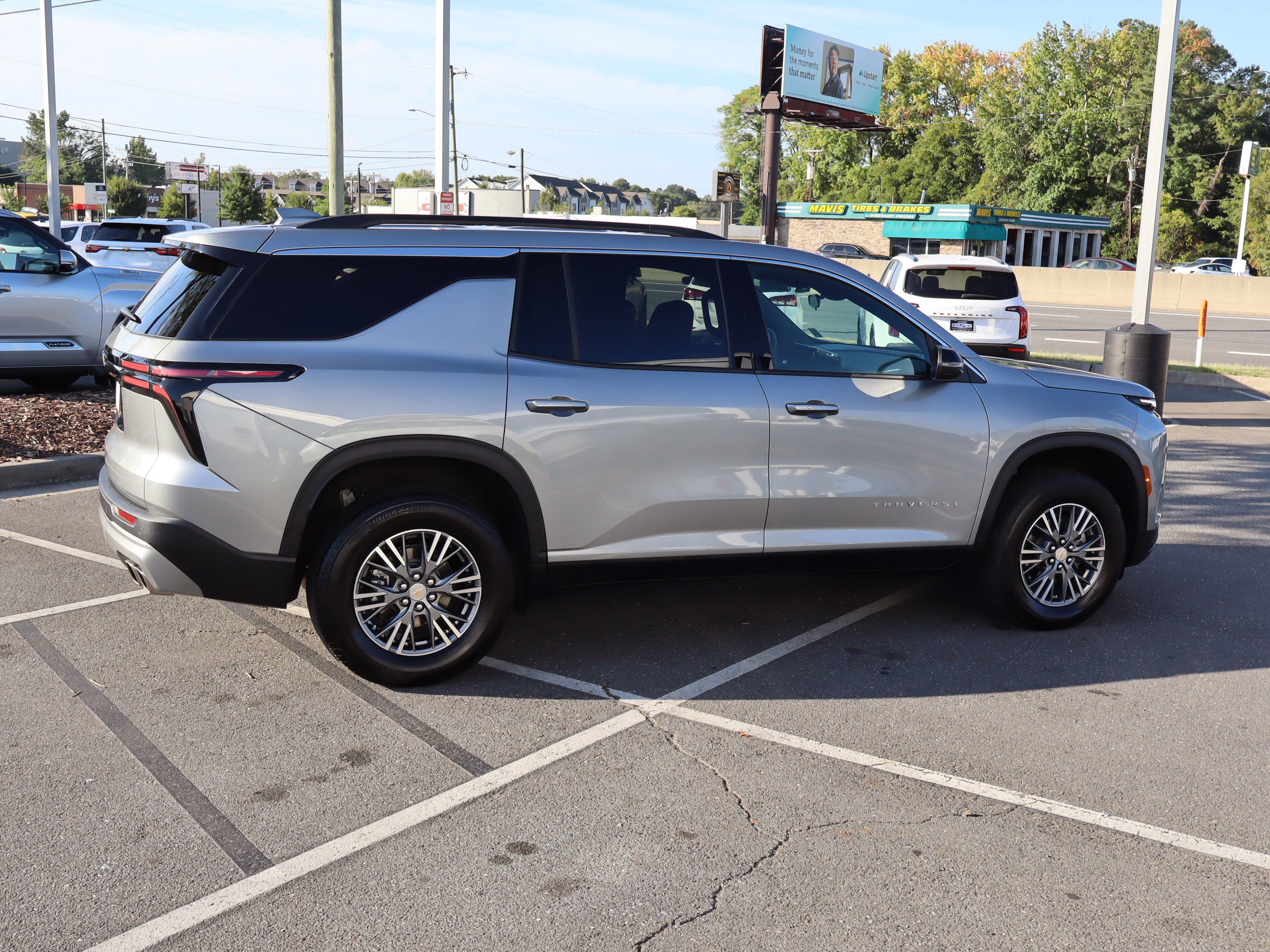 Used 2025 Chevrolet Traverse LT FWD image 11