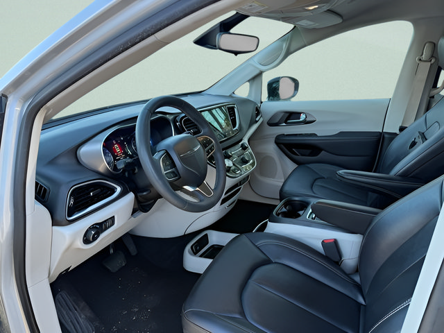Used 2024 Chrysler Pacifica Touring-L FWD image 3