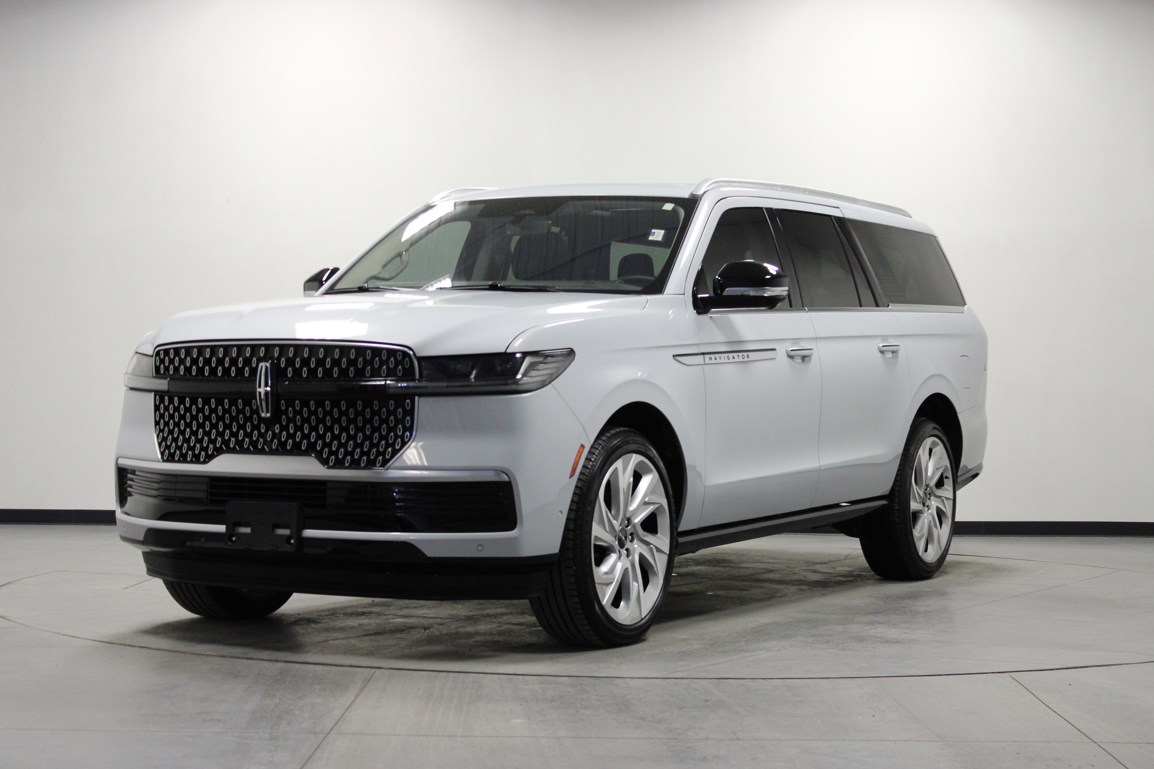 Used 2025 Lincoln Navigator L Reserve image 8