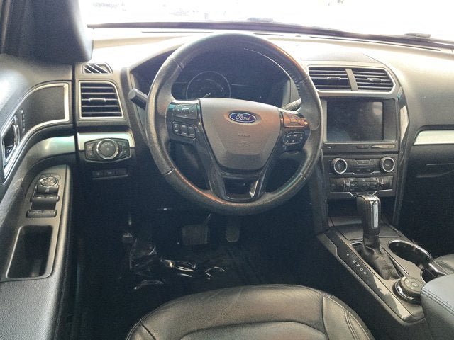 Used 2017 Ford Explorer XLT w/ Equipment Group 202A AWD/4WD image 18
