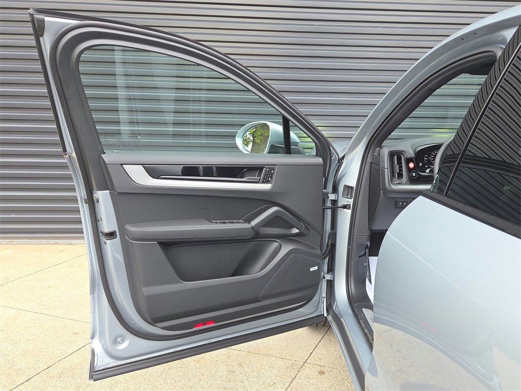 New 2026 Porsche Cayenne S image 6