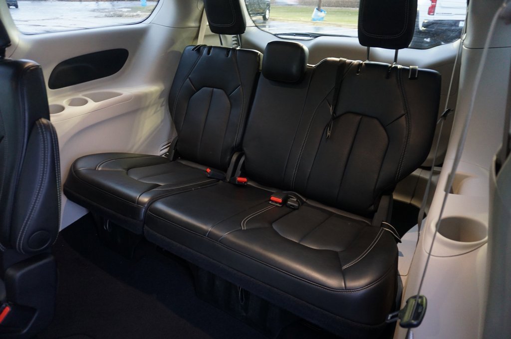 Used 2024 Chrysler Pacifica Touring-L image 12