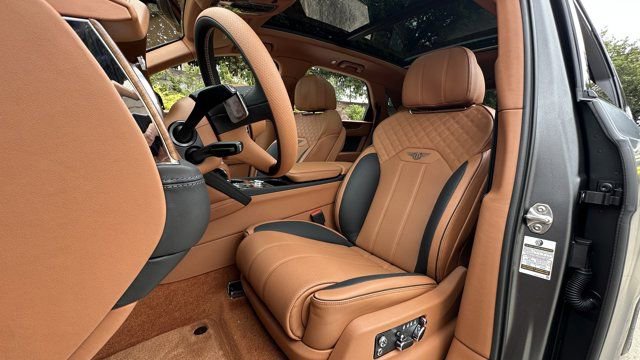 New 2025 Bentley Bentayga Plug-In Hybrid image 17