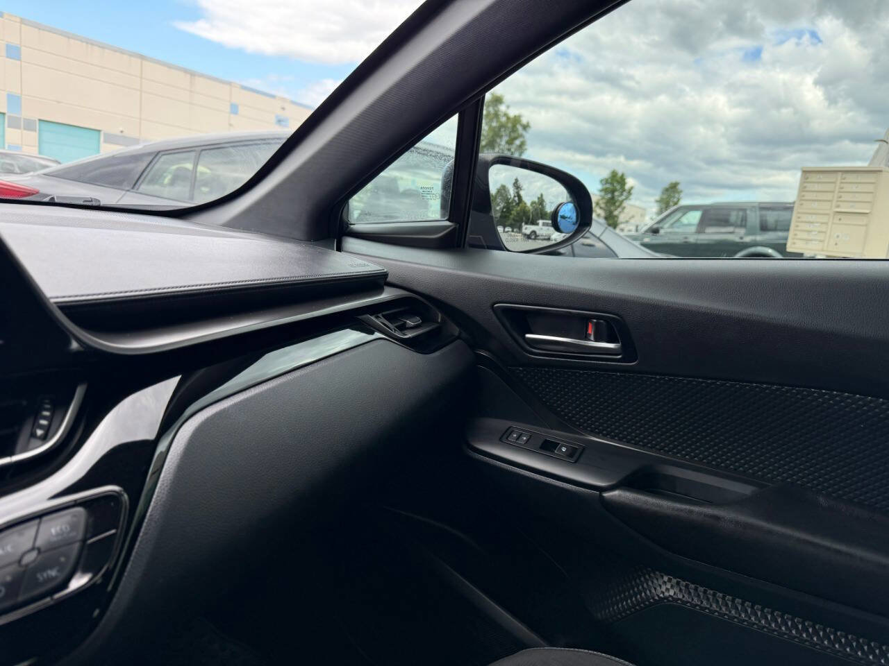 Used 2018 Toyota C-HR XLE image 37