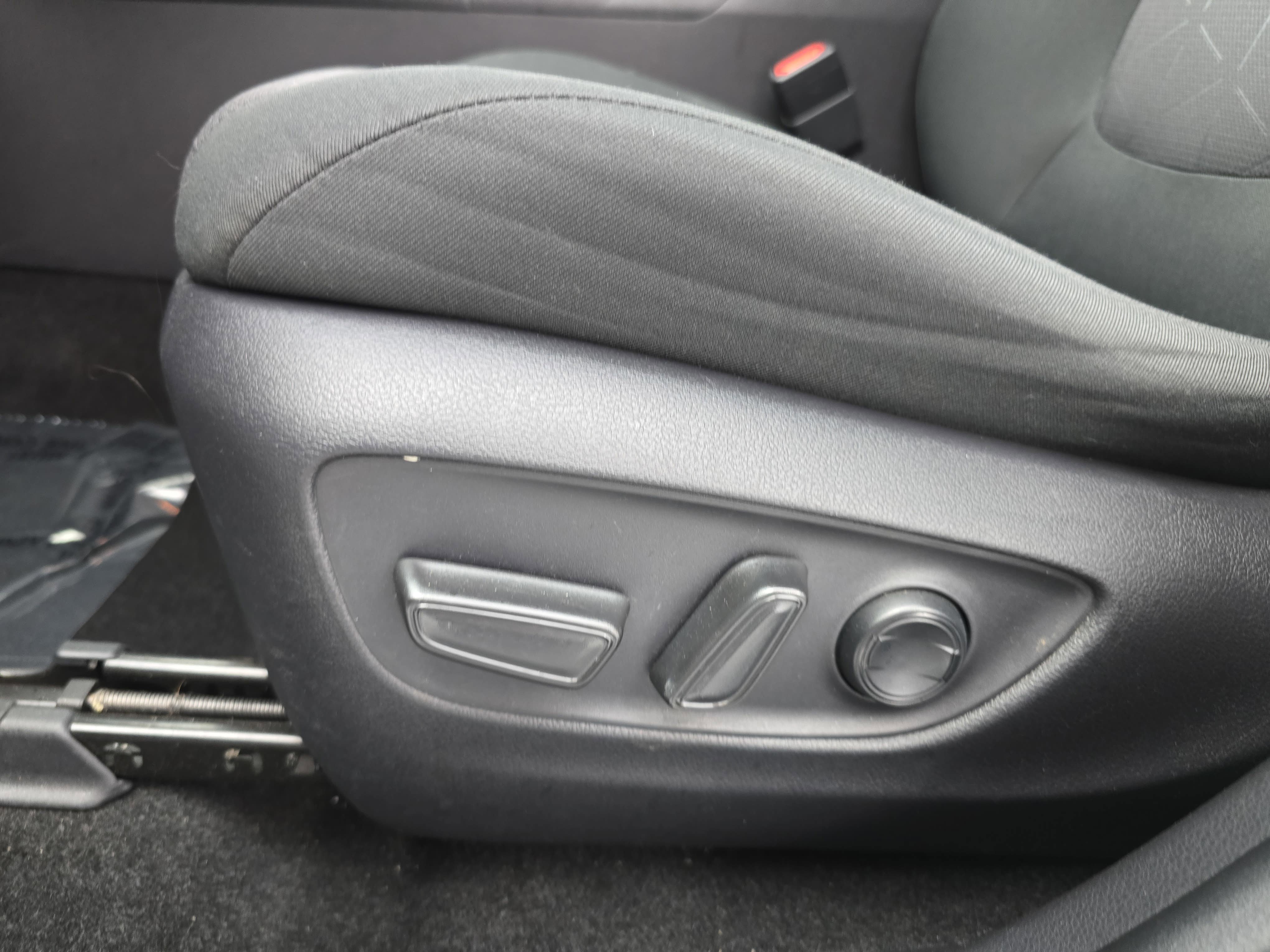 Used 2019 Toyota RAV4 XLE FWD image 28