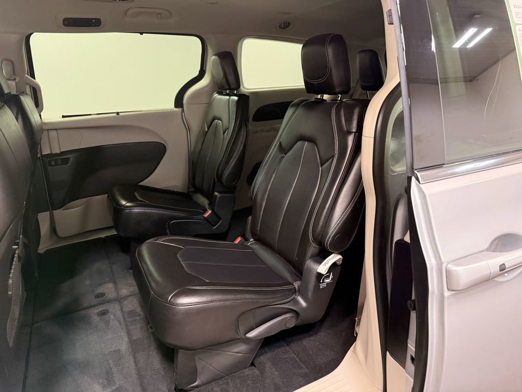 Used 2024 Chrysler Pacifica Touring-L image 8