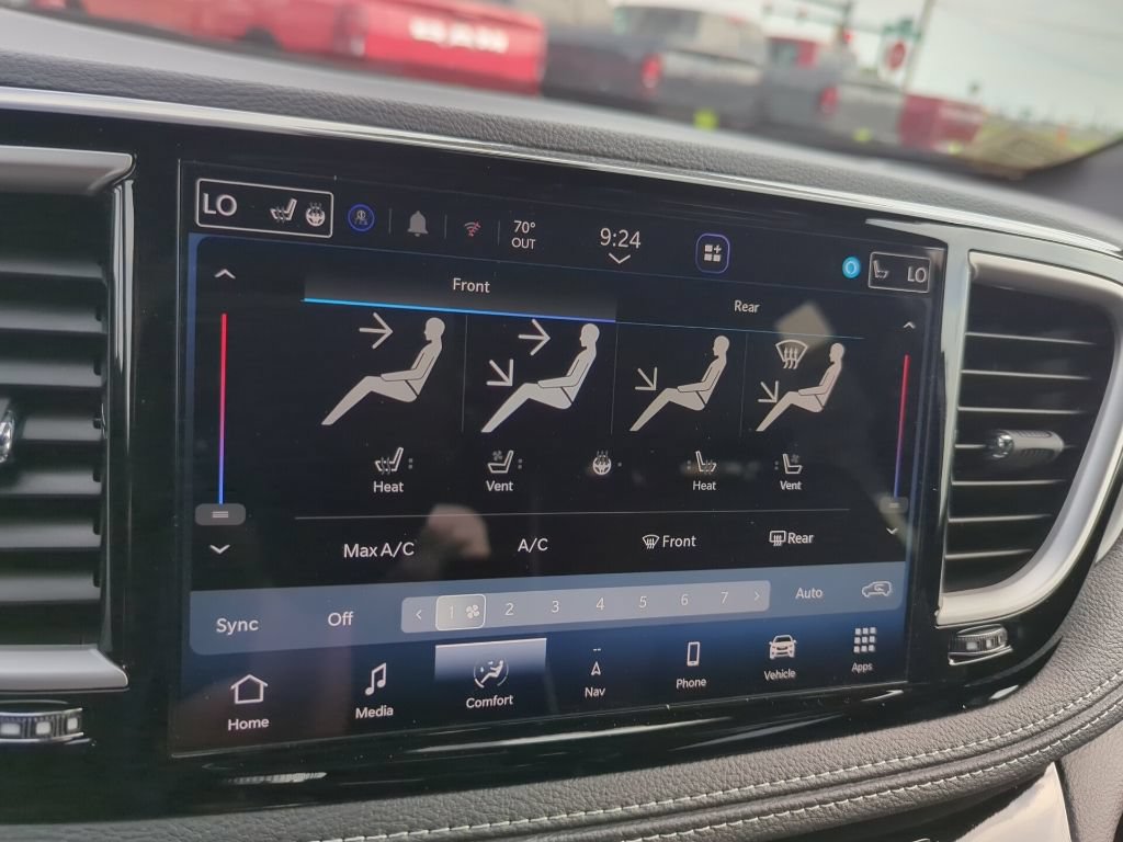 New 2027 Chrysler Pacifica Limited AWD/4WD image 14