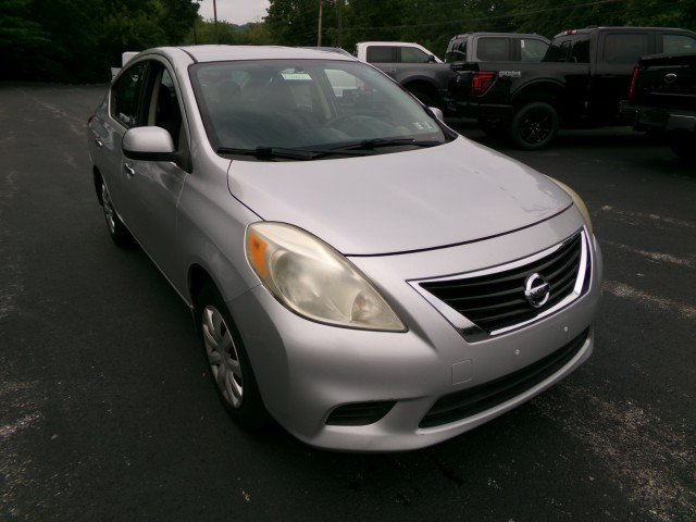 Used 2014 Nissan Versa SV FWD image 2