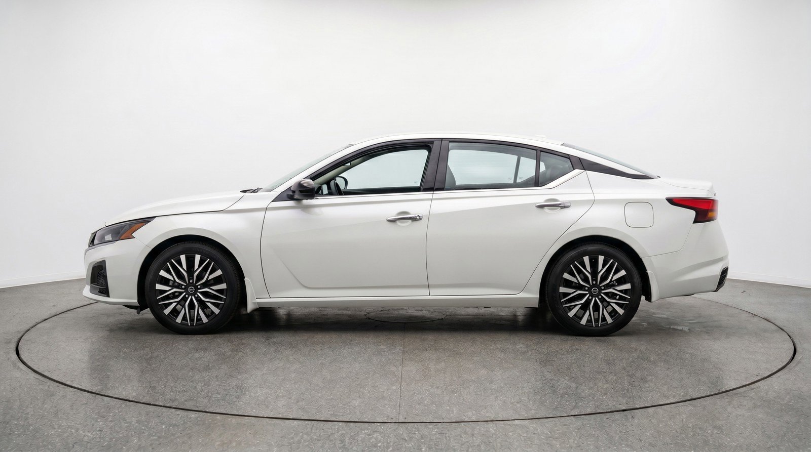 Used 2025 Nissan Altima 2.5 SV FWD image 5
