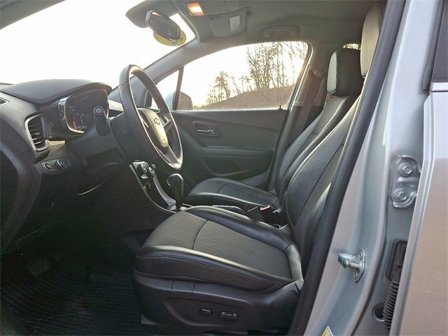 Used 2020 Chevrolet Trax LT w/ LT Convenience Package image 13