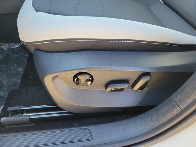 New 2026 Volkswagen Taos SE image 16