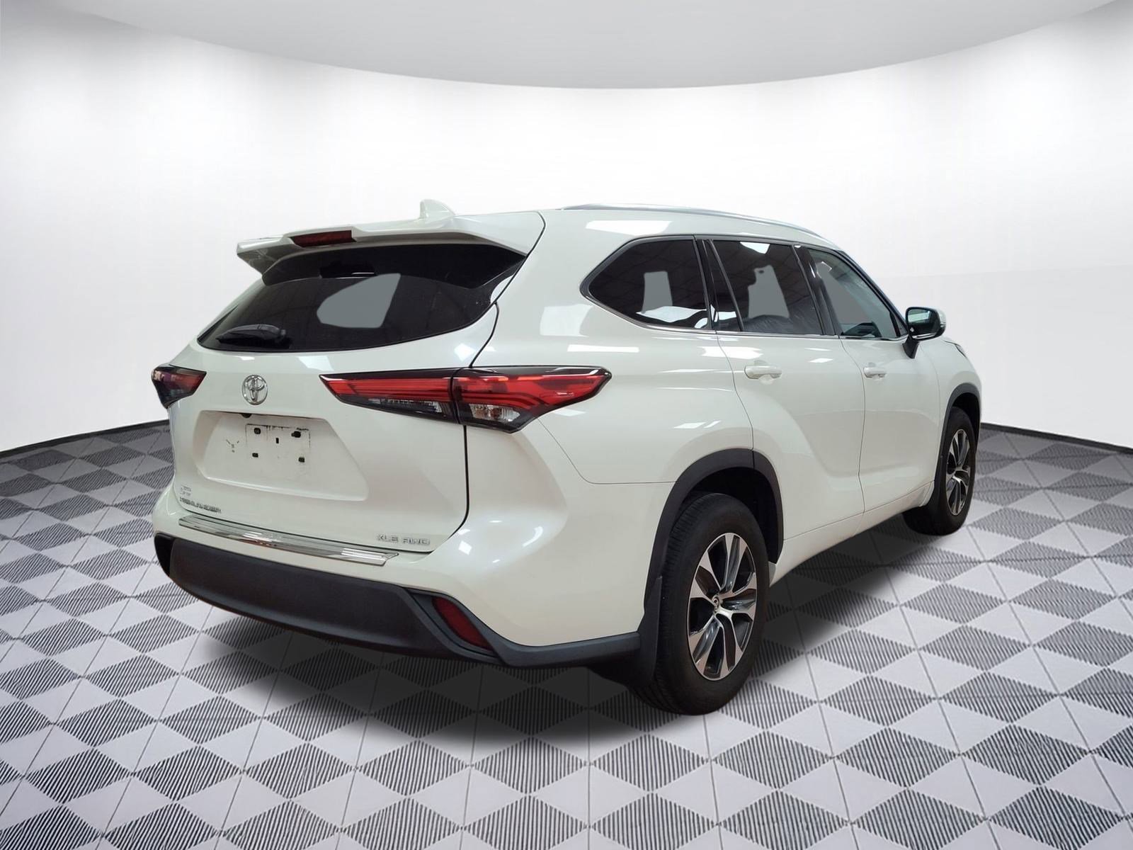 Used 2020 Toyota Highlander XLE image 8