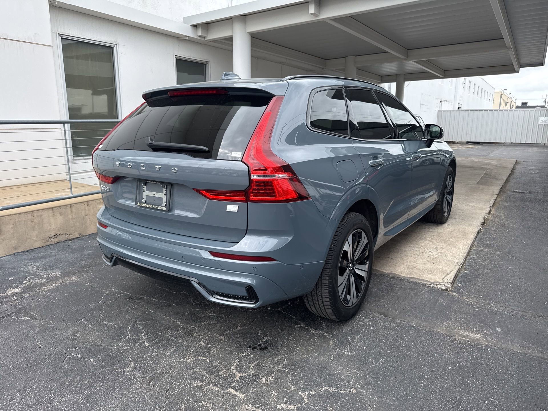 Used 2024 Volvo XC60 T8 Plus w/ Climate Package AWD/4WD image 5
